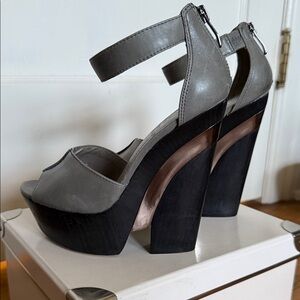 Vince Camuto Retro Gray and Black Wedge Platform Sandals with Silver Detail